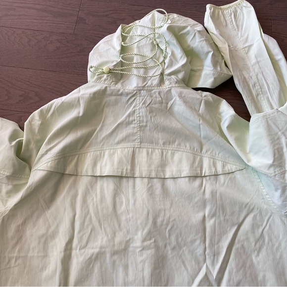 NWT lululemon cinch hooded hiking rain jacket - Picture 4 of 6